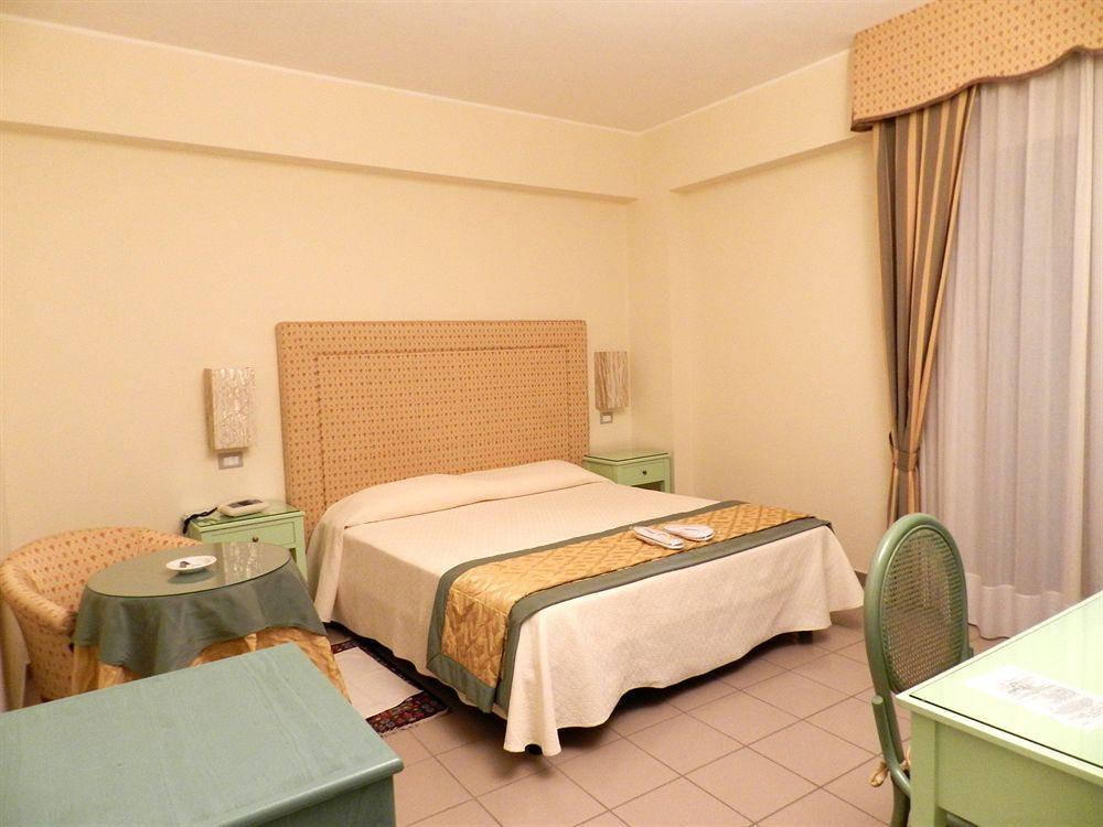 Hotel Il Mulino Capo dʼOrlando Exteriör bild