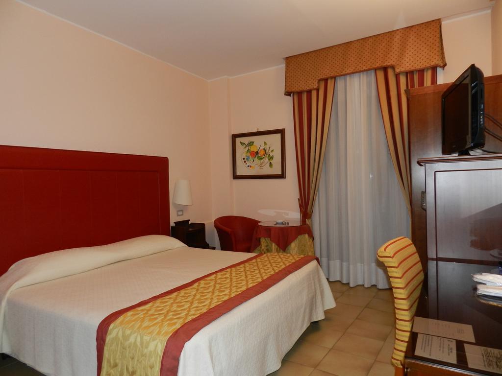 Hotel Il Mulino Capo dʼOrlando Exteriör bild